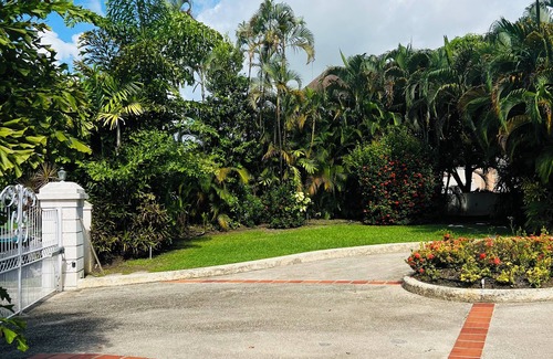 Holder's Hill House | Luxurious 5-bedroom villa with WiFi and AC in charming Saint James