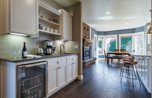 Eugene House | Luxurious 5-bedroom House - Convenient Location