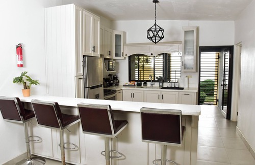 Black River Villa | Luxurious 5-Bedroom Beachfront Paradise - Private Ensuites - Black River Jamaica
