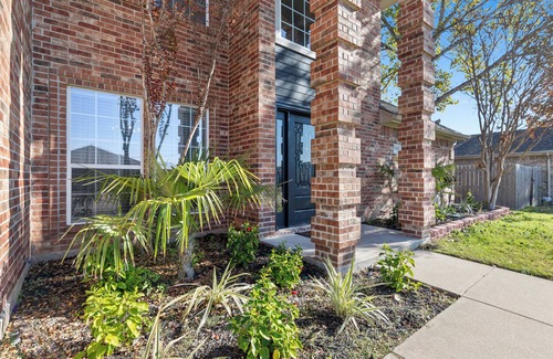Burleson House | Luxurious 5-Bedroom Oasis with Pool in Fort Worth