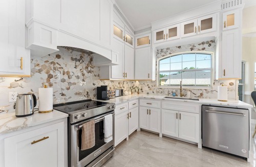 Kissimmee House | Luxurious 5-Bedroom Retreat: Gold Accents, Modern Amenities, & Fun!"