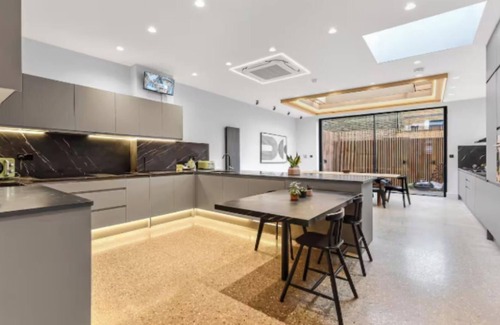 Seven Sisters Apartment | Luxurious 5-Bedroom Retreat Near Tottenham Hotspur Stadium
