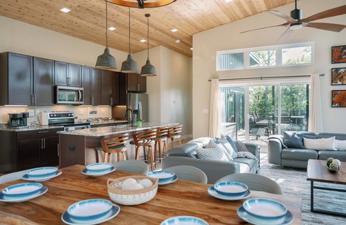 Innsbrook Resort | Luxurious 5-bedroom Treehouse with panoramic view of beautiful Alpine Lake.