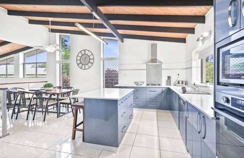 Whitfield House | Luxurious 5-Bedroom Villa with Pool – Perfect for Families & Groups