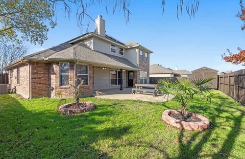 Burleson House | Luxurious 5-Bedroom Villa with Pool In Fort Worth