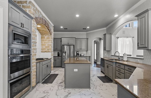 Murphy House | Luxurious 5 BR w/Resort Style Pool & Theater Room in Murphy