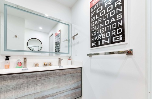 Etobicoke House | Luxurious 5 Star 5-Bedroom, 4-Bathroom Designer Estate