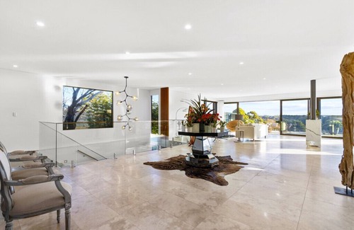 Forestville House | Luxurious 5Bed Sydney Escape w/Pool & Scenic Views- Perfect for Getaway/Retreat