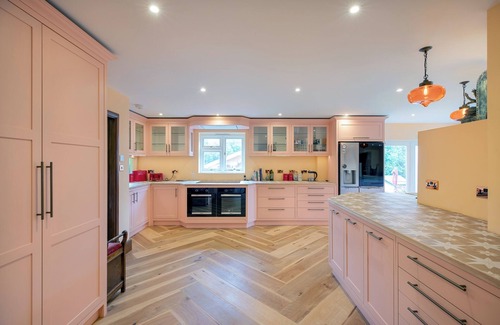 Hurley Apartment | Luxurious 5BD Cottage & Large Garden by Henley