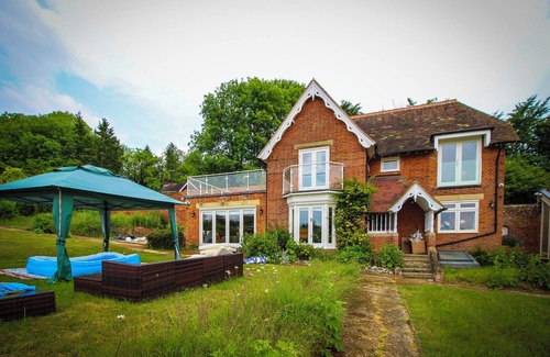 Hurley Apartment | Luxurious 5BD Cottage & Large Garden by Henley