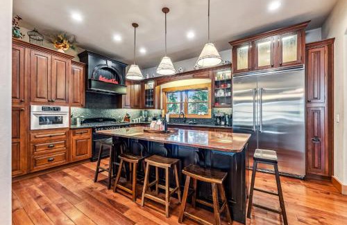Blue River House | Luxurious 5BDR Getaway with Hot Tub and Mountain Views