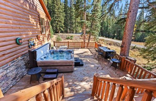 Blue River House | Luxurious 5BDR Getaway with Hot Tub and Mountain Views