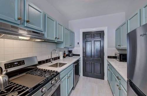 Charlotte Apartment | Luxurious 5BR, 3 King Condos | Historic Elizabeth