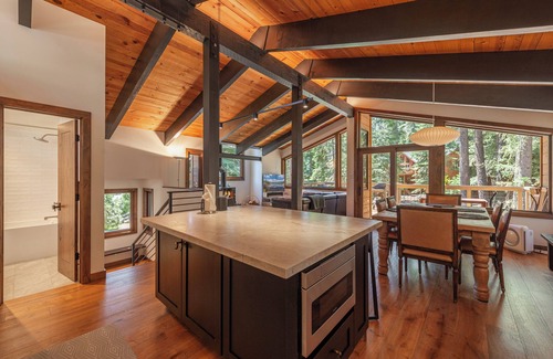 Tahoe Woods Cabin | Luxurious 5BR/5BA Retreat near Lake & Palisades, Newly Renovated, Spacious Deck