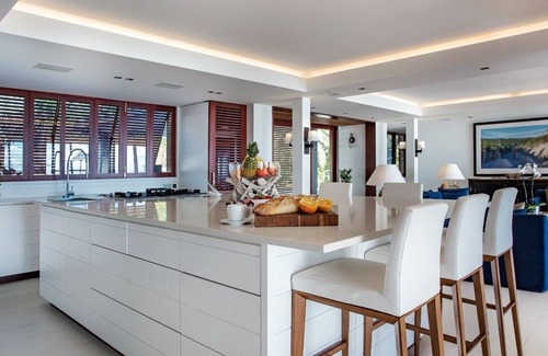 Gouverneur Villa | Luxurious 6 BDRM Blue Villa w Tennis Court