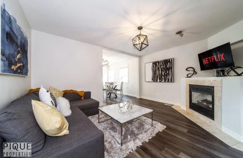Northwest Edmonton House | LUXURIOUS 6 Bed Home I Fireplace I near Sports Park I with Double Garage & Fast WiFi!