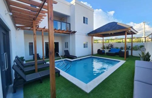 Hellshire House | Luxurious 6 Bed Villa Wown Pool
