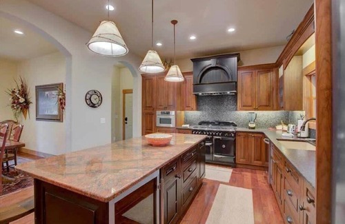 Blue River House | Luxurious 6BDR Getaway, Hot Tub, Mountain Views