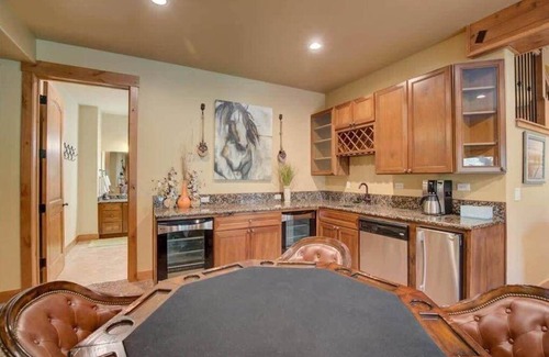Blue River House | Luxurious 6BDR Getaway, Hot Tub, Mountain Views