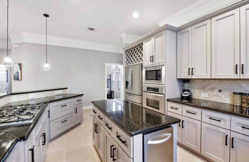 Shady Acres House | Luxurious 6BR/3.5 Wifi And Pool