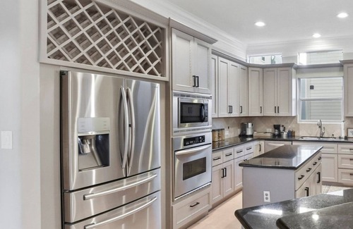 Shady Acres House | Luxurious 6BR/3.5 Wifi And Pool