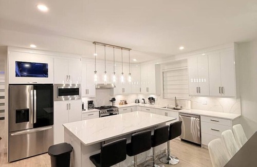 Abbotsford House | Luxurious 6BR, 5BA|Arcade|Fire Table| Near Airport