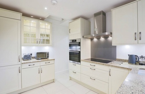 Barnt Green House | Luxurious 7-Bedroom Home in Solihull, close to NEC & BHX