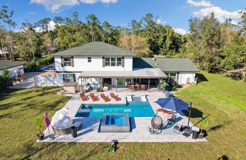 Naples Villa | Luxurious 7-bedroom villa with pool/spa and pickleball court in fabulous Naples
