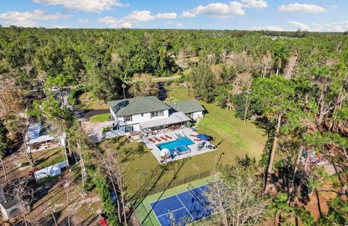 Naples Villa | Luxurious 7-bedroom villa with pool/spa and pickleball court in fabulous Naples