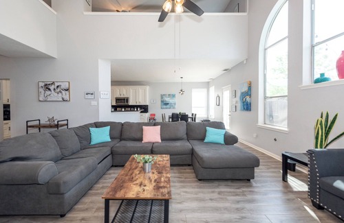Barker House | Luxurious 7-BR w Pool & Spa 25 Mins Downtown OB
