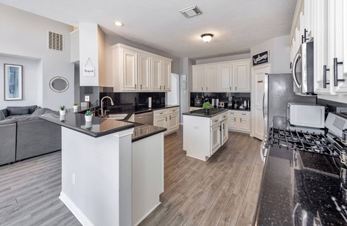 Barker House | Luxurious 7-BR w Pool & Spa 25 Mins Downtown OB
