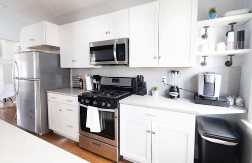 Hough House | Luxurious 9 BR Movie Theater Duplex Near CWRU!