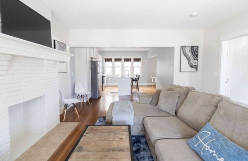 Hough House | Luxurious 9 BR Movie Theater Duplex Near CWRU!