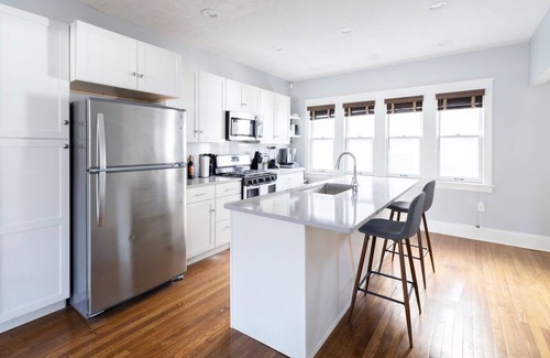 Hough House | Luxurious 9 BR Movie Theater Duplex Near CWRU!