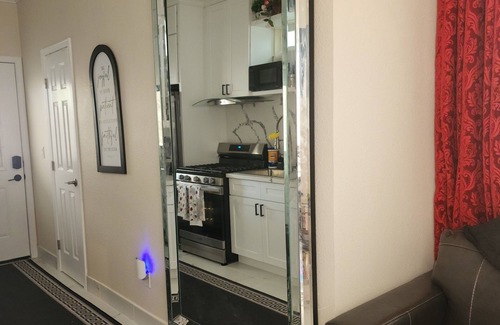 Quartz Hill Apartment | Luxurious All Private 1 bedroom Guest Suite, King bed in Lancaster with AC, WiFi