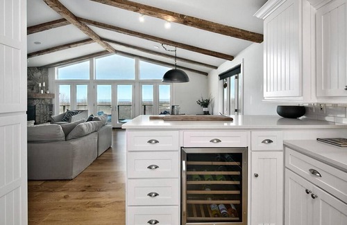 Clearview House | Luxurious and Chic Blue Mountain Chalet with Outstanding Views
