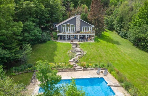Clearview House | Luxurious and Chic Blue Mountain Chalet with Outstanding Views
