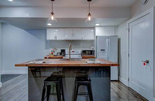 Southwest Edmonton House | Luxurious and Family-friendly 2brm private basement suite.Close to all amenities