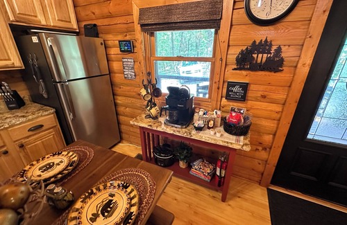 Board Camp Cabin | Luxurious and Rustic “Wolf Ridge Lodge” with Hot Tub - Sleeps 6 at Wolf Pen Gap