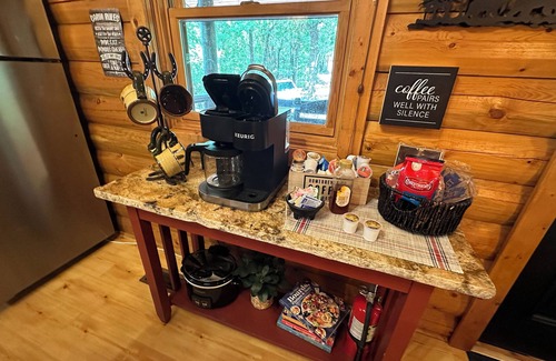 Board Camp Cabin | Luxurious and Rustic “Wolf Ridge Lodge” with Hot Tub - Sleeps 6 at Wolf Pen Gap