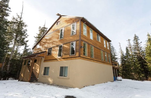 Government Camp Ski Chalet | Luxurious and Spacious Mountain Chalet
