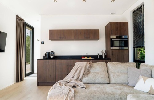 Vogelenzang House | Luxurious and sustainable 4-person holiday villas with high windows, completely gas-free and equipped with solar panels. Enjoy a stylish living room, luxury kitchen, two comfortable bedrooms and two ensuite bathrooms with walk-in shower. Including ma
