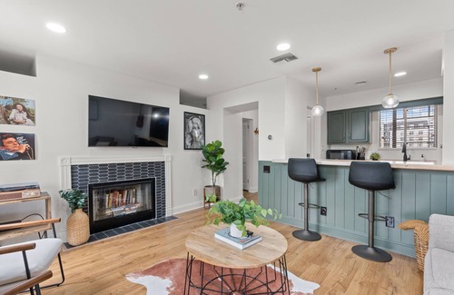 East Bank Condo | Luxurious and Vibrant Condo by the Stadium - Gorgeous Views!