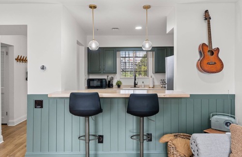 East Bank Condo | Luxurious and Vibrant Condo by the Stadium - Gorgeous Views!
