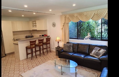 Glenroy Apartment | Luxurious Apartment, 9-min from Airport 2BR 2BA