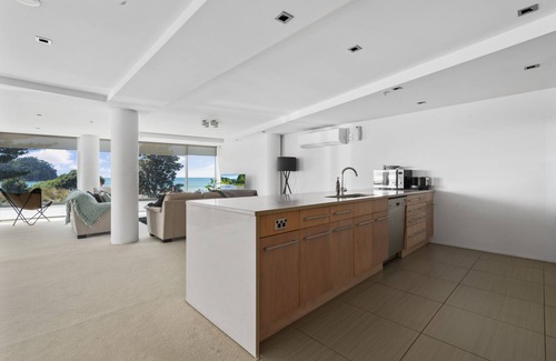 Mount Maunganui Condo | Luxurious Beachfront with premiere address - Beachfront ! 3 min walk -downtown
