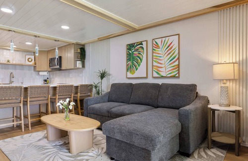 Punaluu Condo | Luxurious Beachfront Condo