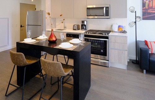 St. Lawrence Condo | Luxurious Brand New 2 BDRM 2 Bath Condo Downtown Toronto
