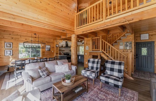 Cascade Cabin | Luxurious Cabin Close to Lake Cascade w/Hot Tub