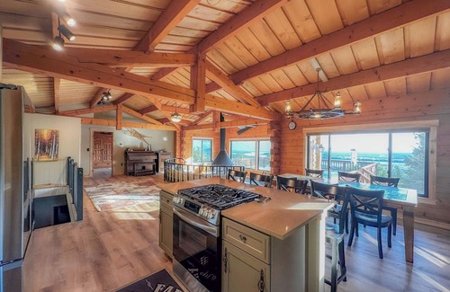 Palmer Cabin | Luxurious Cabin in Alaska w/Hot Tub & Cedar Sauna